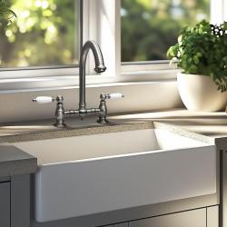 PB νοσταλγική βρύση κουζίνας γέφυρα από ανοξείδωτο ατσάλι με στρογγυλή ροή και λευκές λαβές PBN.RVS.R.WH