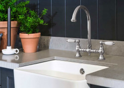 PB Νοσταλγική Μπαταρία Κουζίνας Γέφυρας Χρωμίου με στρογγυλή ροή και λευκές λαβές PBN.CHR.R.WH