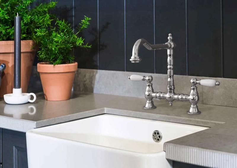 PB Νοσταλγική Βρύση Κουζίνας Γέφυρα Χρώμιο με γωνιακή ροή και λευκές λαβές PBN.CHR.H.WH