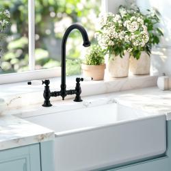 PB Νοσταλγική Μπαταρία Κουζίνας Γέφυρα μαύρο ματ με στρογγυλό στόμιο και λευκές λαβές PBN.ZW.R.WH