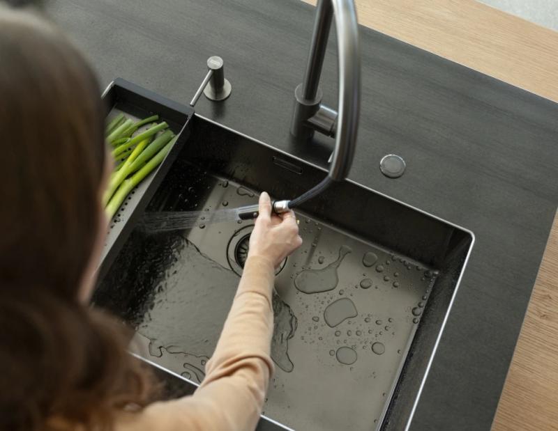 Φράνκε κουζίνας μπαταρία Eos Neo με αποσπώμενη κεφαλή ψεκασμού από PVD gun metal 115.0628.256