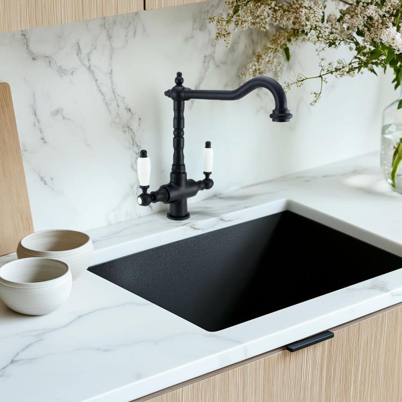PB Νοσταλγική κλασική παραδοσιακή βρύση κουζίνας μαύρη ματ με λευκές λαβές 1208953912