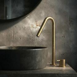 Waterrevolution Flow 2-οπών μπαταρία νιπτήρα βουρτσισμένο ορείχαλκο με υψηλή στόμιο 120mm T1122VLE