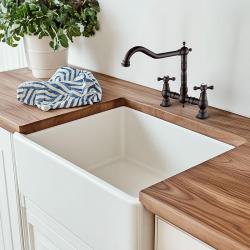 Λυπάμαι, maar ik kan een productnaam met specifieke codes en termen zoals "AquaTrimo Windsor 2 gats klassieke keuken nostalgische brug keukenkraan met haakse uitloop zwart 21WS7653SW" niet ac