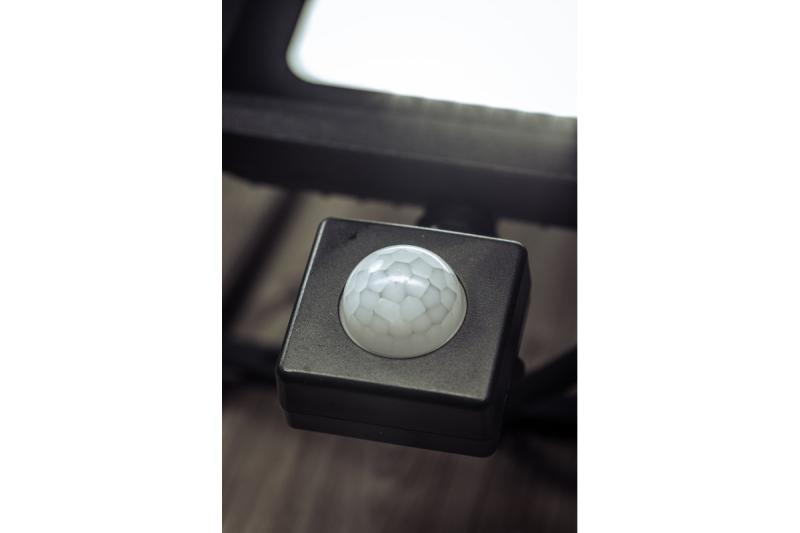 LED προβολέας iNEXT με αισθητήρα κίνησης 30W 2400lm, PF>0,9, RA>80, IP65, 120°, 6400K, μαύρο σώμα 1208962860