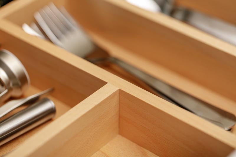 Διακοσμητική Θήκη Μαχαιροπίρουνων Cutle Ρυθμιζόμενο Ράφι Μαχαιροπίρουνων Χρώμα Οξιά 1208966290