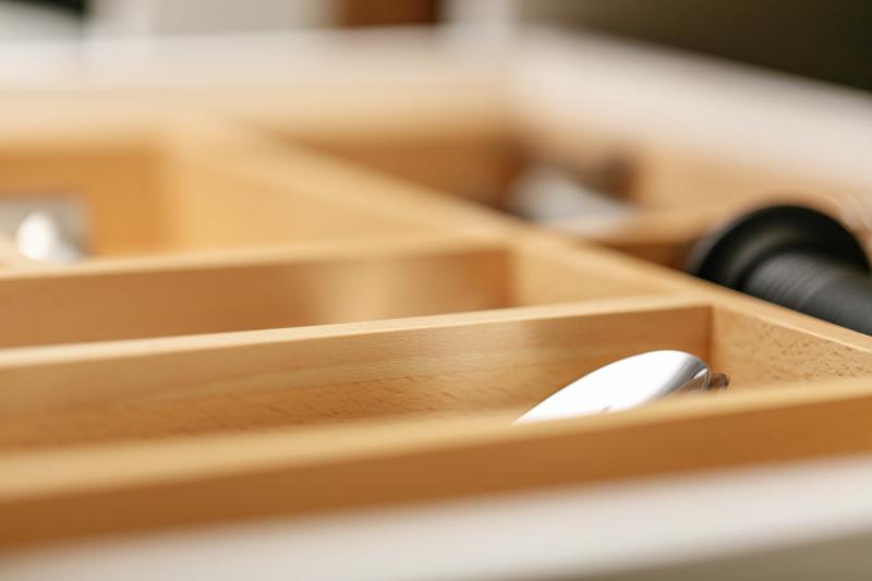 Διακοσμητική Θήκη Μαχαιροπίρουνων Cutle Ρυθμιζόμενο Ράφι Μαχαιροπίρουνων Χρώμα Οξιά 1208966290