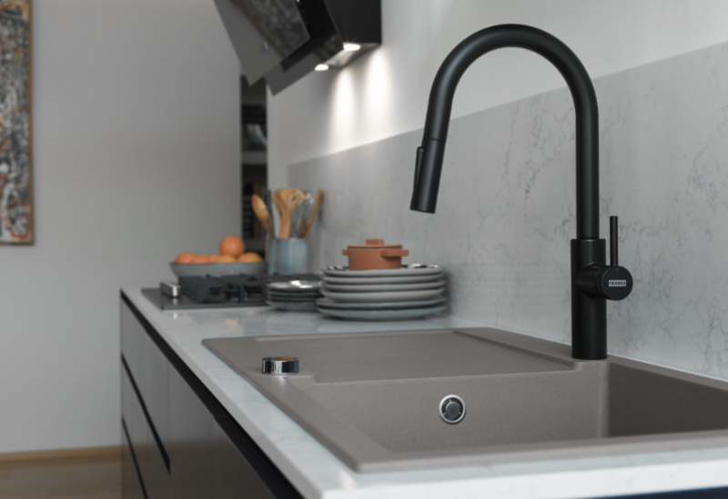 Φράνκε Πέσκαρα J Μπαταρία Μίξης Μονού Χειριστηρίου Μαύρη με Επεκτάσιμο Ρουξούνι και Λειτουργία Ψεκασμού 115.0575.968