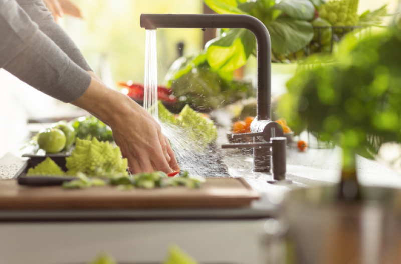 Φράνκε Active Twist Μπαταρία Κουζίνας Μονού Χειριστηρίου Μαύρη με Αποσπώμενο Ρουξούνι και Ενσωματωμένο Χειρισμό Αποχέτευσης 115.0669.769