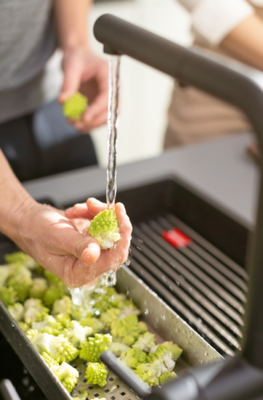 Φράνκε Active Twist Μπαταρία Κουζίνας Μονού Χειριστηρίου Μαύρη με Αποσπώμενο Ρουξούνι και Ενσωματωμένο Χειρισμό Αποχέτευσης 115.0669.769