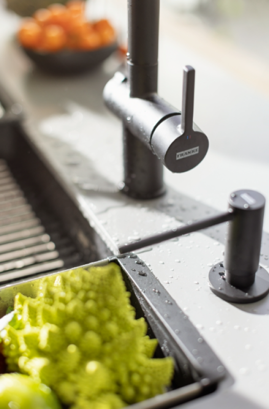 Φράνκε Active Twist Μπαταρία Κουζίνας Μονού Χειριστηρίου Μαύρη με Αποσπώμενο Ρουξούνι και Ενσωματωμένο Χειρισμό Αποχέτευσης 115.0669.769