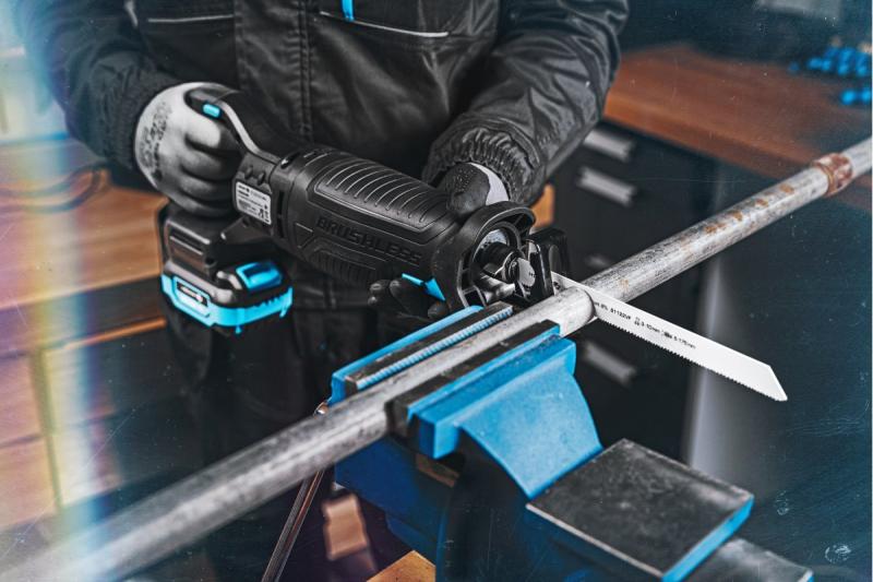 Σετ επαναφορτιζόμενου πριονιού HÖGERT, 18V, χωρίς ψήκτρες, μπαταρία, φορτιστής, αξεσουάρ.