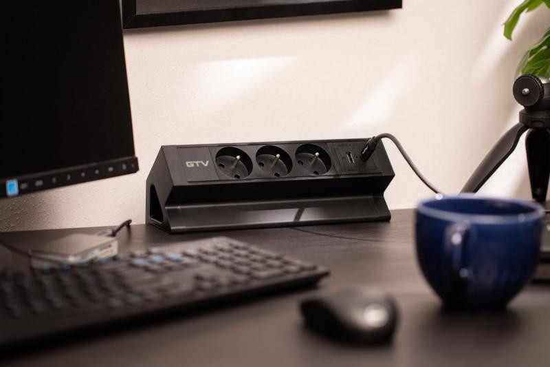 Πρίζα επίπλων Basco, 3 x πρίζα με γείωση, USB A+C, καλώδιο 1.5μ, μαύρο με στήριξη