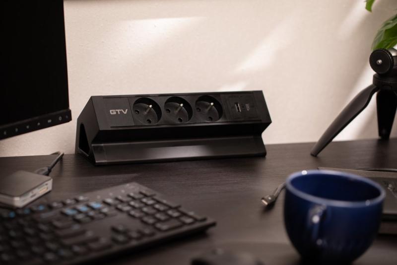 Πρίζα επίπλων Basco, 3 x πρίζα με γείωση, USB A+C, καλώδιο 1.5μ, μαύρο με στήριξη