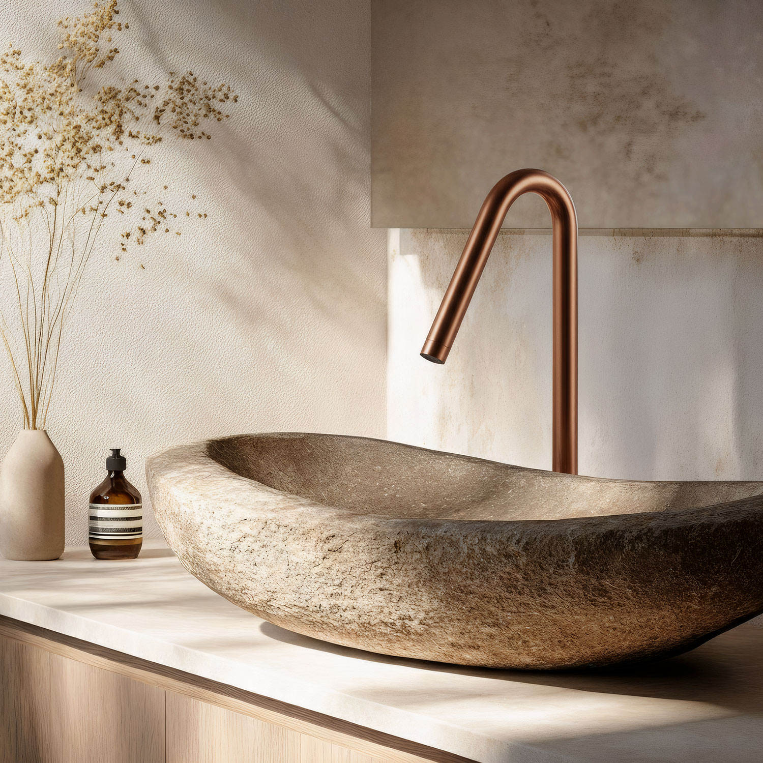 7 τρόποι με τους οποίους τα ζεστά μεταλλικά χρώματα αναβαθμίζουν ένα βασικό νιπτήρα μπάνιου